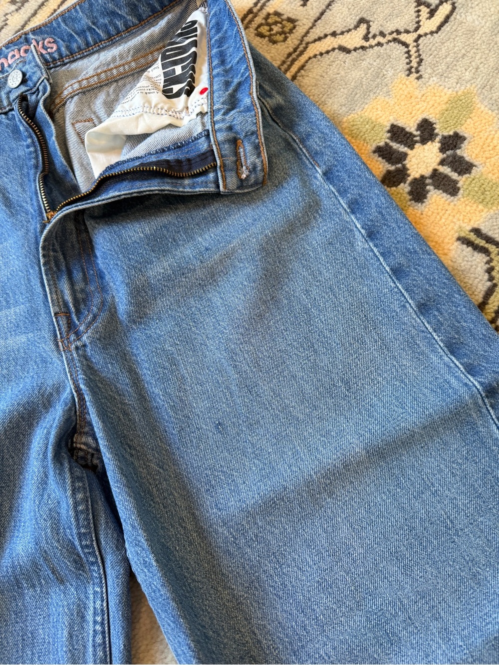 Mother SNACKS! The Yummy Puddle jeans in Delicious Memories Wash - Picture 6 of 6
